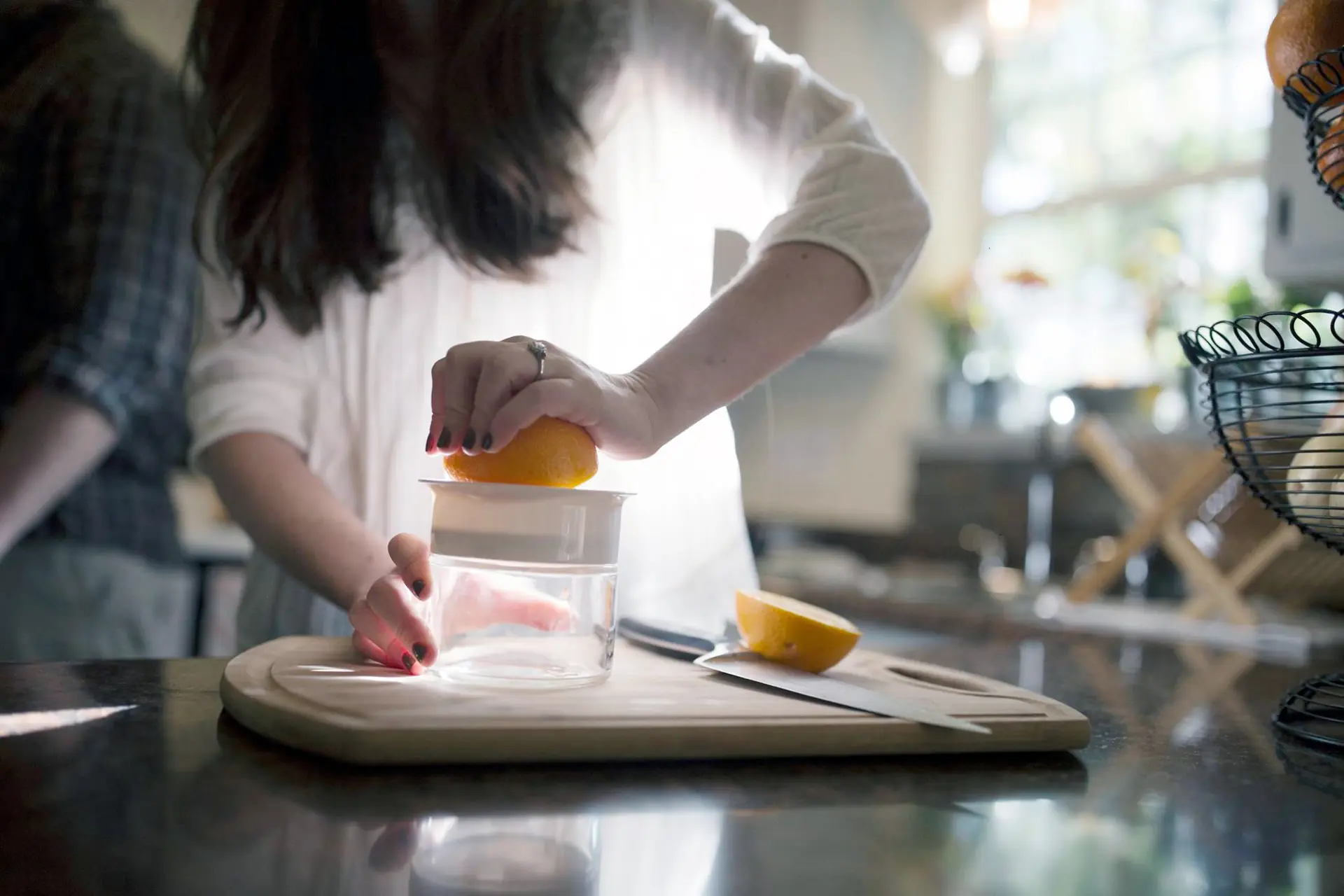 Le matin, en cuisine, on presse les oranges une à une