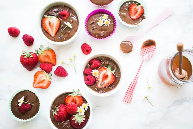 Les petits pots de mousse au chocolat, fraises et framboises