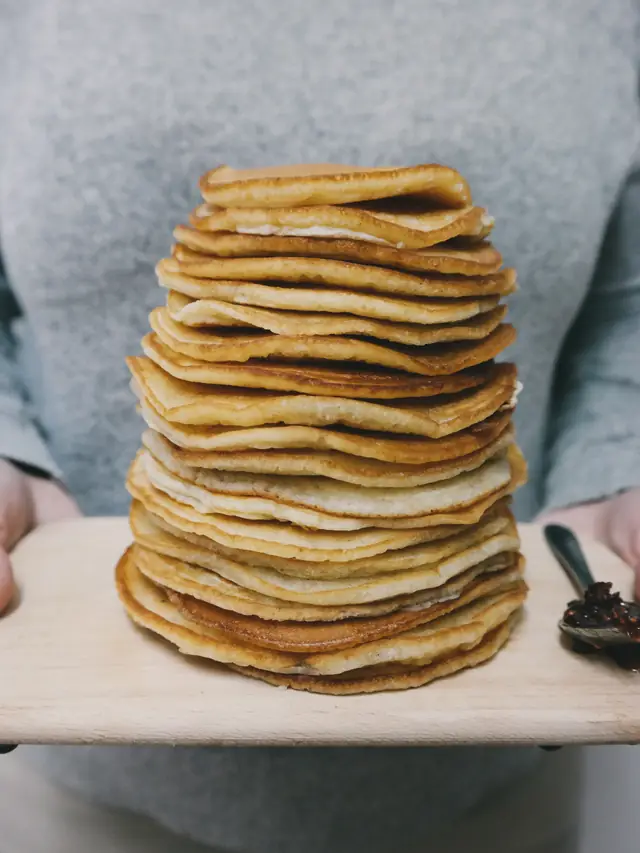 La pile de pancakes, tenue par Maddi avant le service — Agrandir