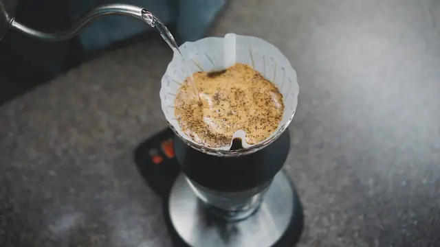 Le café filtre, versé à la bouilloire — Agrandir