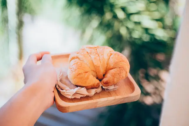 Le croissant du matin, porté au jardin — Agrandir