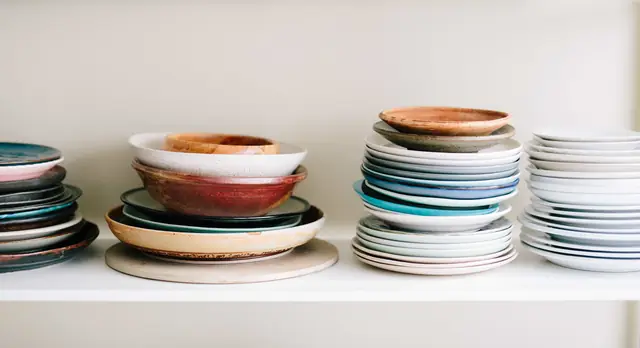 Les assiettes de grès, faites à Ciboure — Agrandir