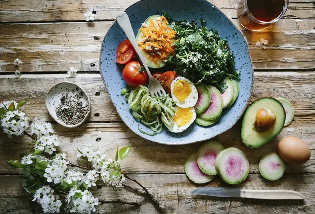 Le bol vert : œuf mollet, avocat, radis et courgette — Agrandir