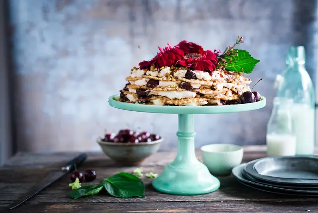 Le gâteau de crêpes, crème vanillée et cerises d’Itxassou — Agrandir