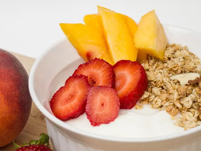 Le granola de la maison, yaourt de brebis, mangue et fraises — Agrandir