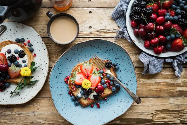 Le pain perdu brioché aux fruits rouges, sur l’assiette bleue — Agrandir