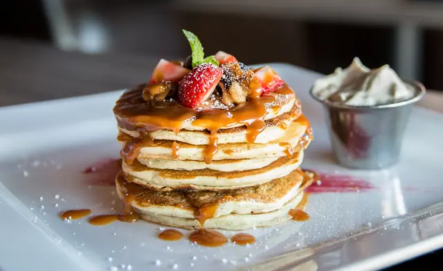 Les pancakes au caramel au beurre salé et aux fraises — Agrandir
