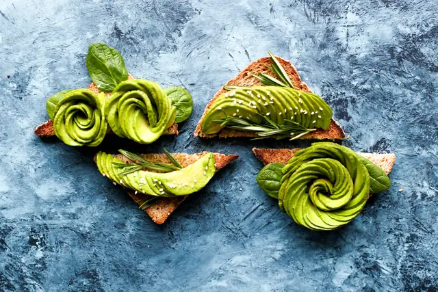 La tartine d’avocat en roses, au sésame et au romarin — Agrandir