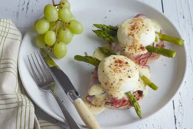 Les œufs Benedict au jambon de Bayonne et aux asperges — Agrandir