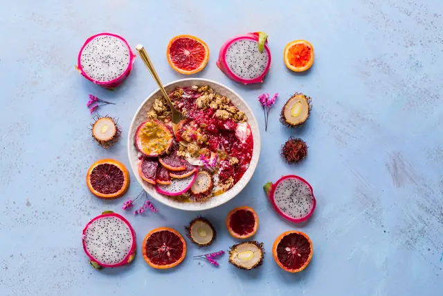 Le bol d’açaí, fruit du dragon et oranges sanguines — Agrandir