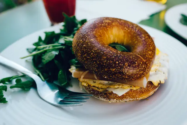 Le bagel à l’œuf, au comté et à la roquette — Agrandir