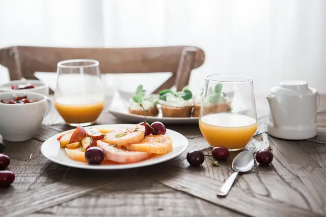 La table de la fenêtre, le matin, jus pressés et tartines — Agrandir