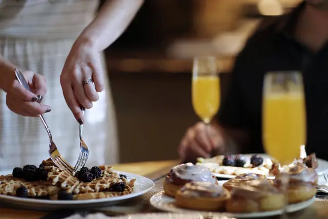 Gaufres, roulés à la cannelle et deux mimosas, à partager — Agrandir