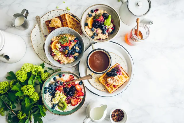Le grand brunch posé sur le marbre, pour toute la table — Agrandir
