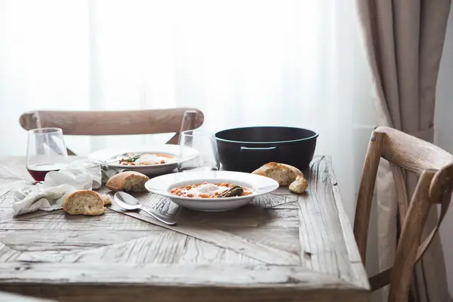 Les œufs pochés aux haricots tarbais, servis de la cocotte — Agrandir