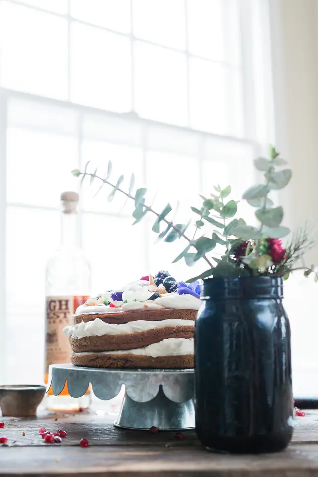 Le layer cake du jour, près de la grande fenêtre — Agrandir