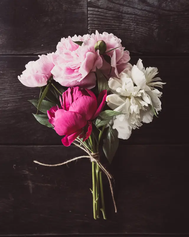 Les pivoines de mai, sur la table d’hôtes — Agrandir