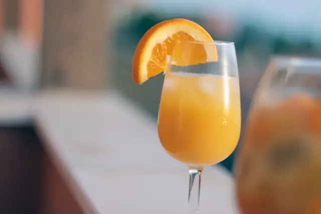Le mimosa à l’orange pressée, au soleil — Agrandir