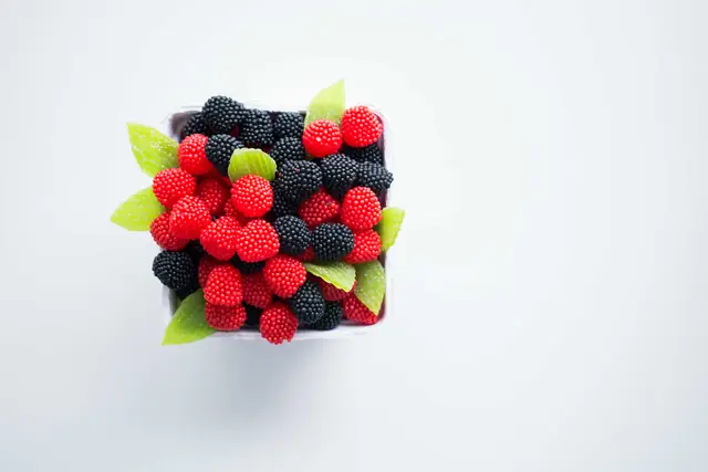 Une barquette de framboises et de mûres
