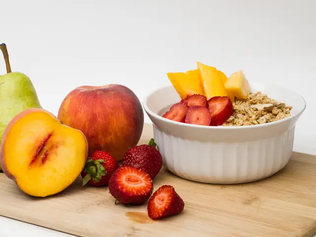 Des pêches, des fraises et un bol de yaourt au granola