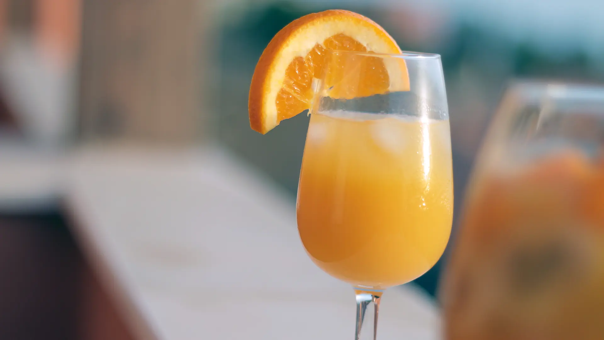 Un mimosa à l’orange pressée, sous la véranda