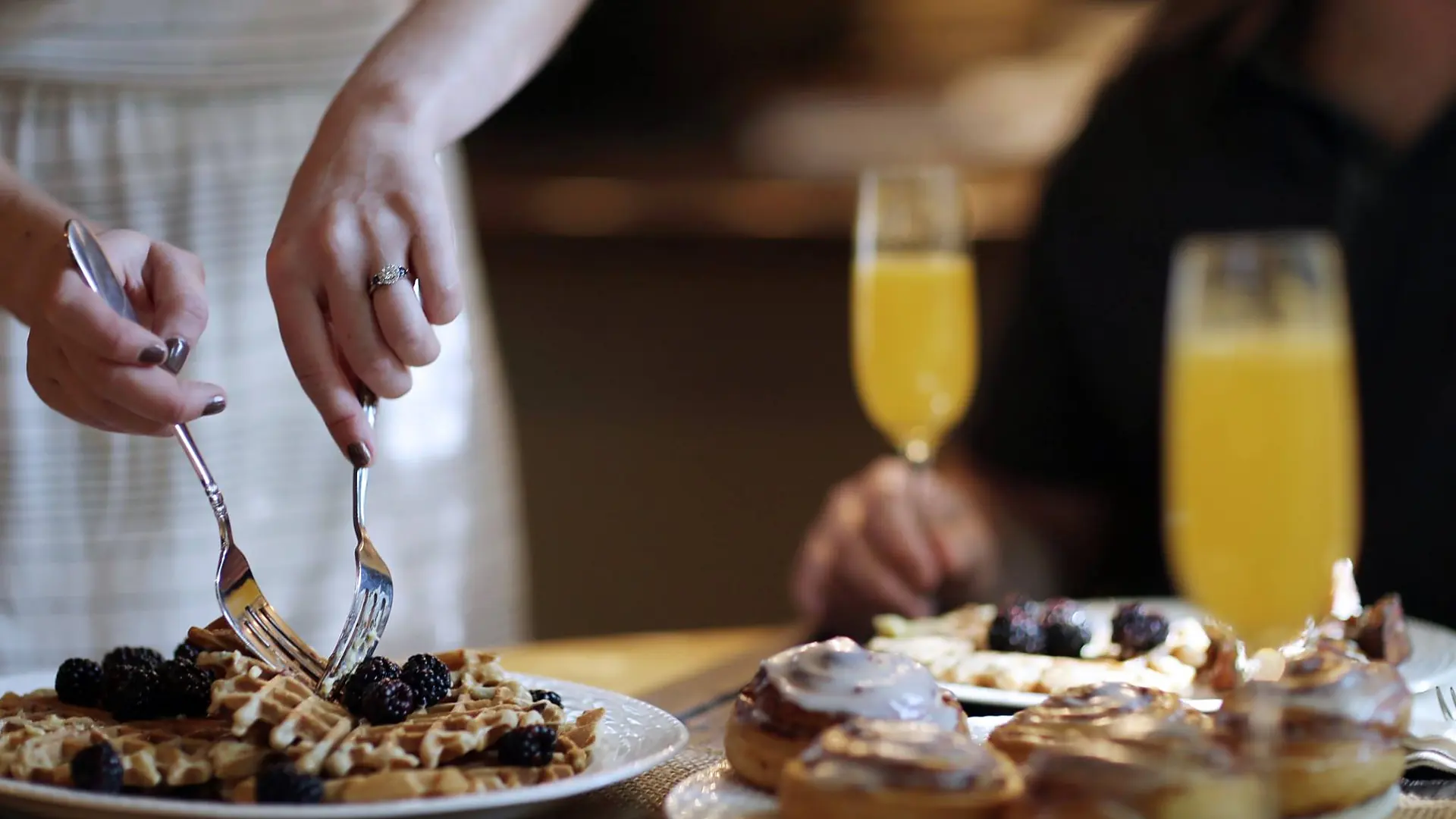 Gaufres, roulés à la cannelle et mimosas, à partager